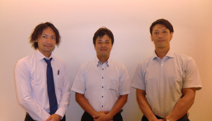 左から旭瀬谷支部の工藤さん、米澤さん、阿比留さん＝７月３日、ホテルプラム