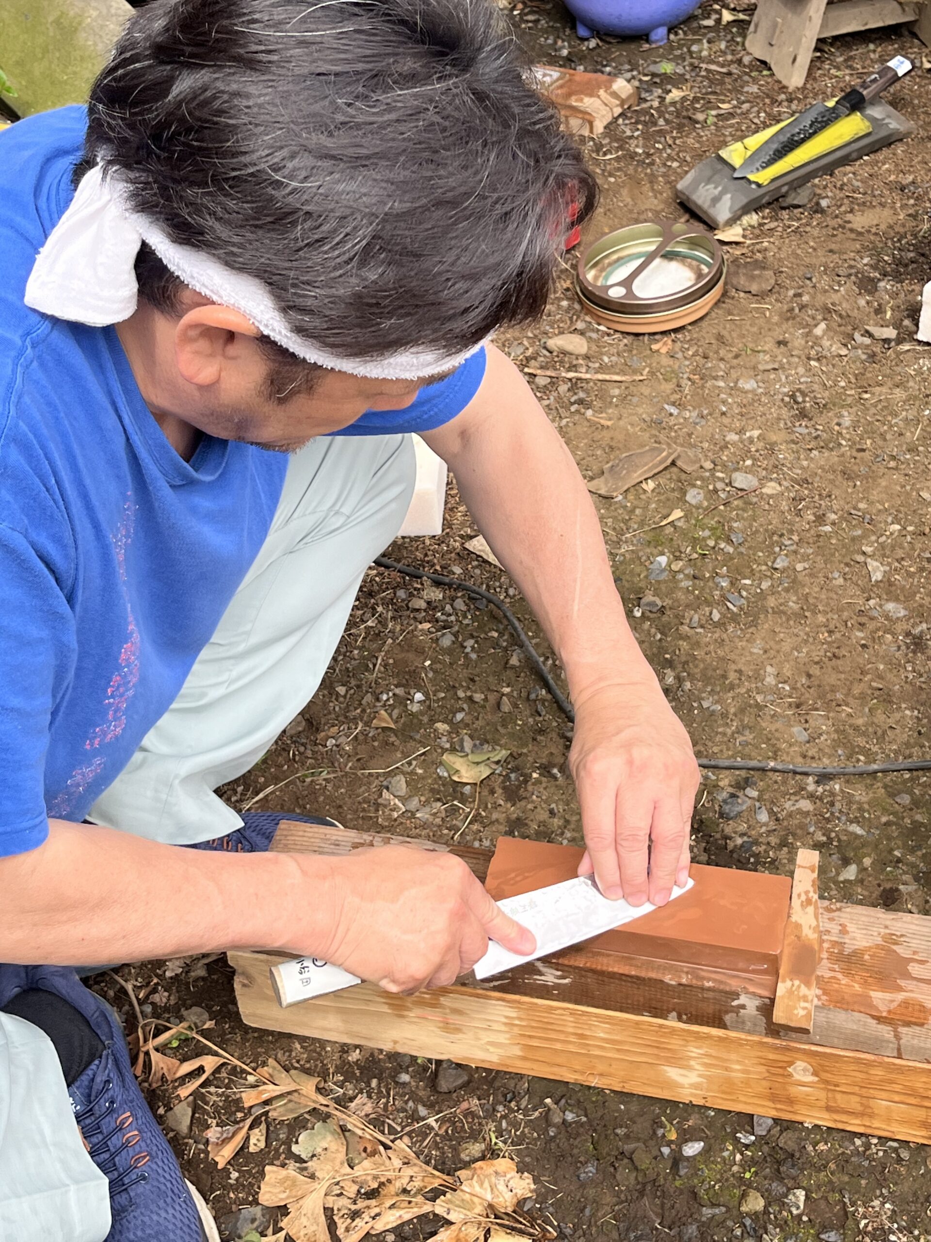 職人の技で包丁を研ぐ＝6月16日、八杉神社