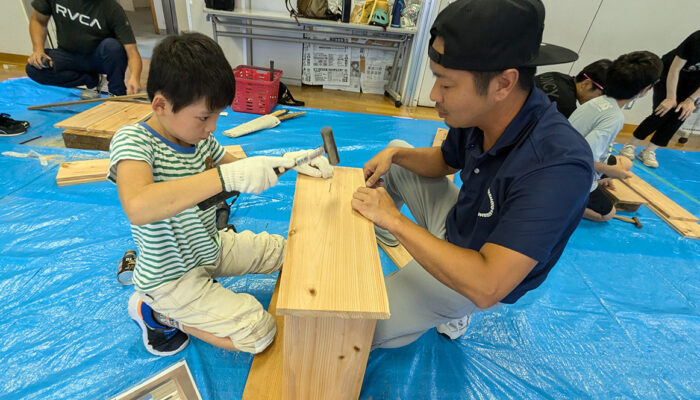 「1枚の板から出来上がる喜び感じた」＝7月21日、潮田地区センター