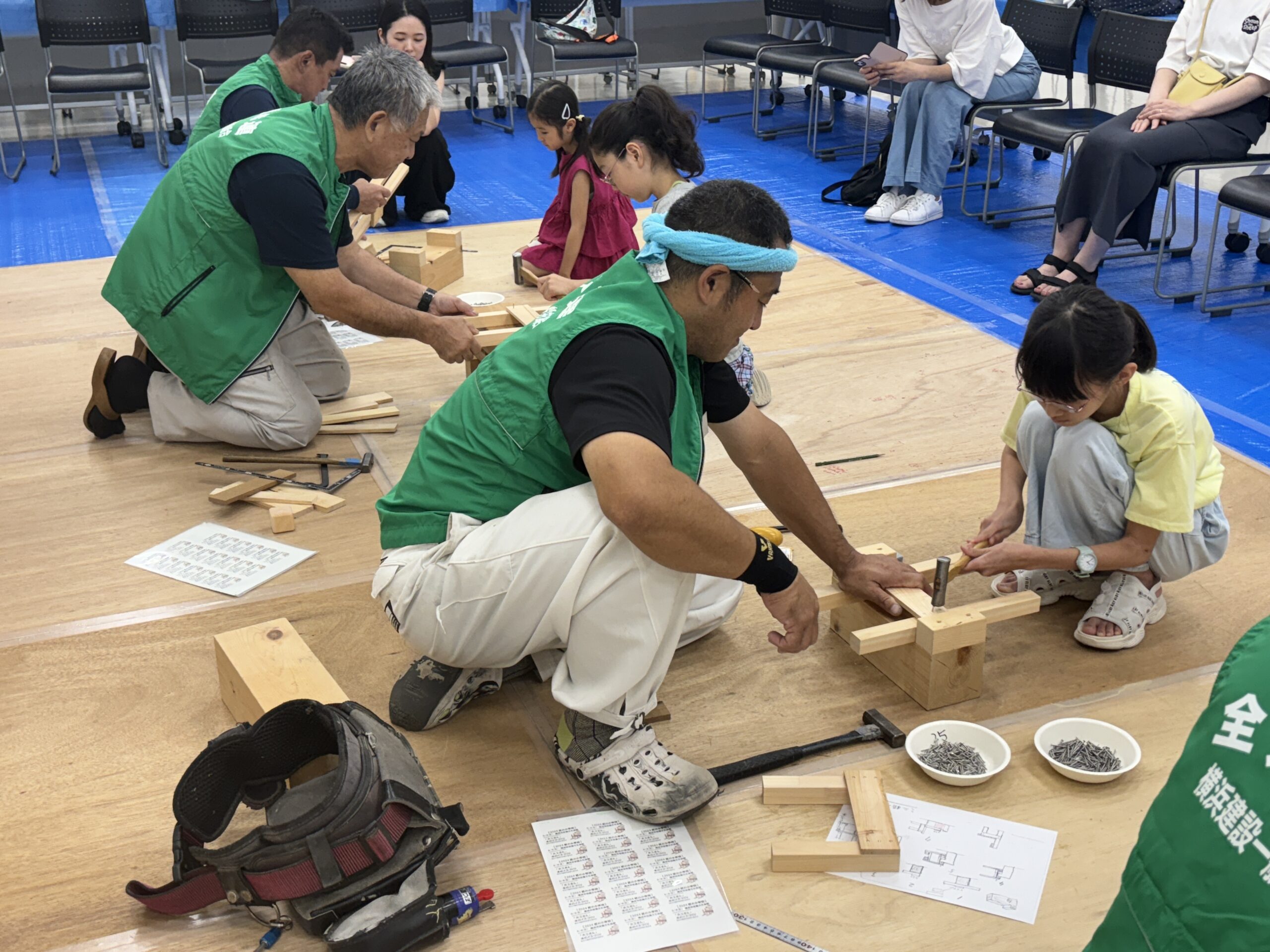 二人三脚で完成を目指す＝8月4日、横浜市技能文化会館