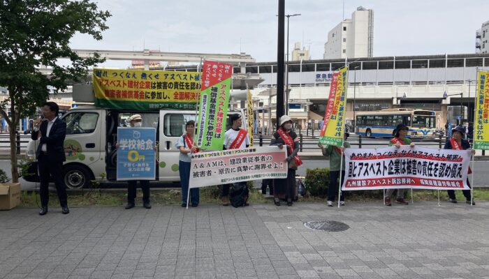解決に向け駅頭で宣伝を繰り返し行いました=2024年7月2日、鶴見駅前