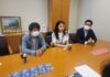 議員事務所で訴える荒川税対部長（左）＝9月19日、議員会館