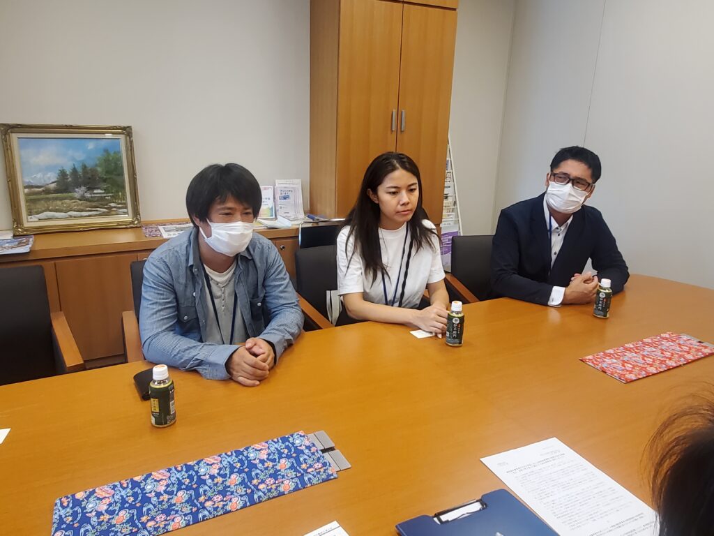 議員事務所で訴える荒川税対部長（左）＝9月19日、議員会館