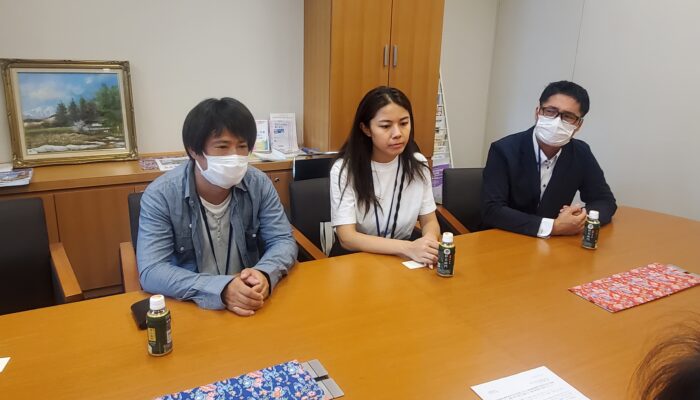 議員事務所で訴える荒川税対部長（左）＝9月19日、議員会館