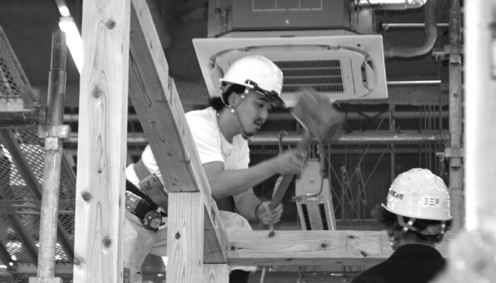 各学年に分かれ作業=9月27日、産業技術短大実習場